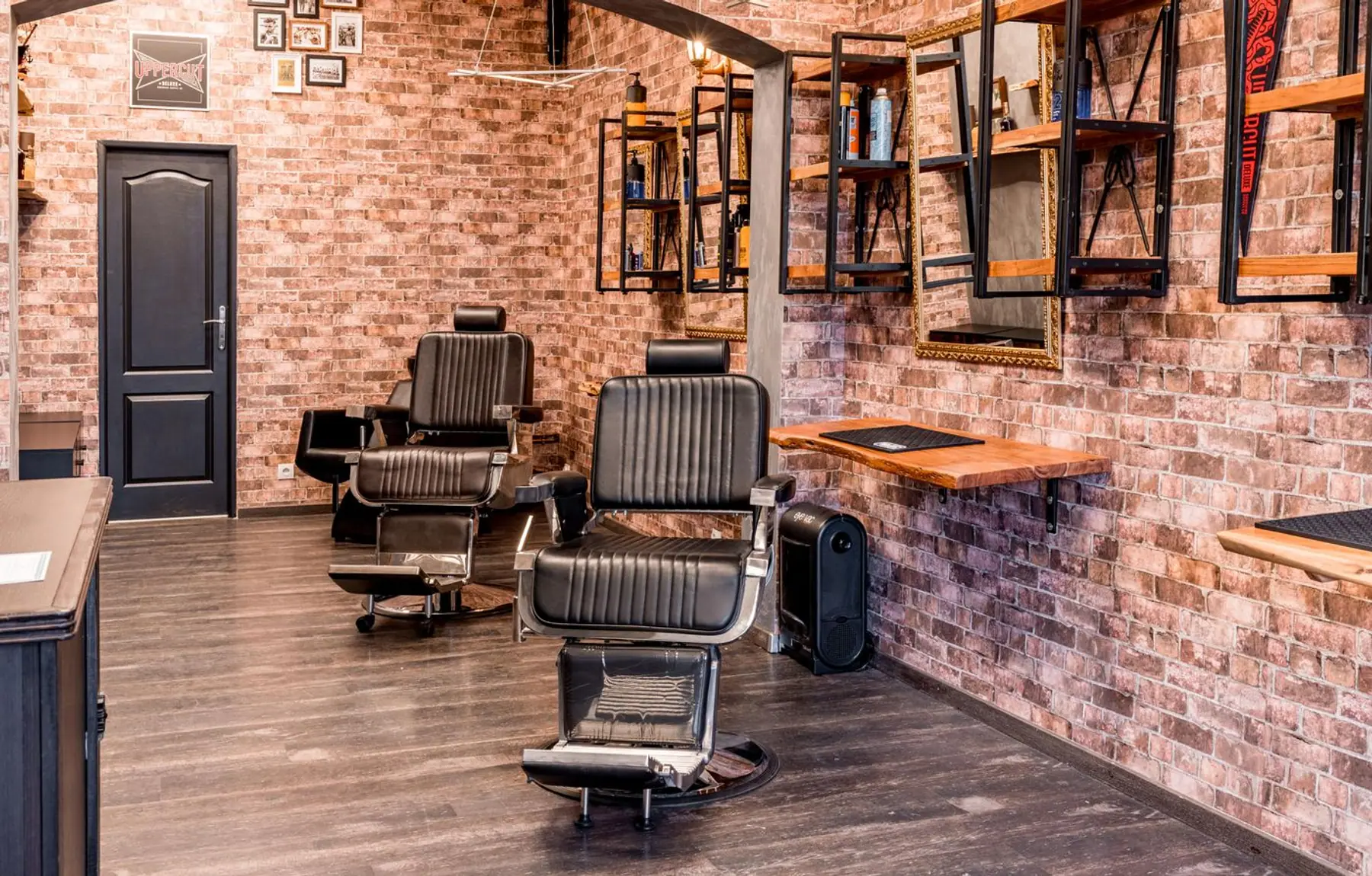 Barbershop mit Ziegelwand, klassischen Stühlen und großen Spiegeln
