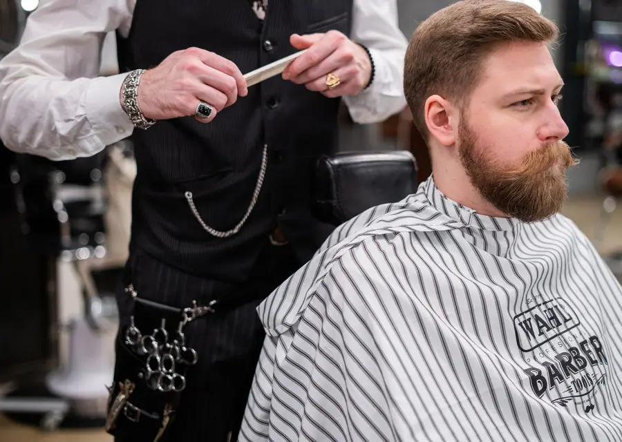 Barbier beim Arbeiten am Kunden