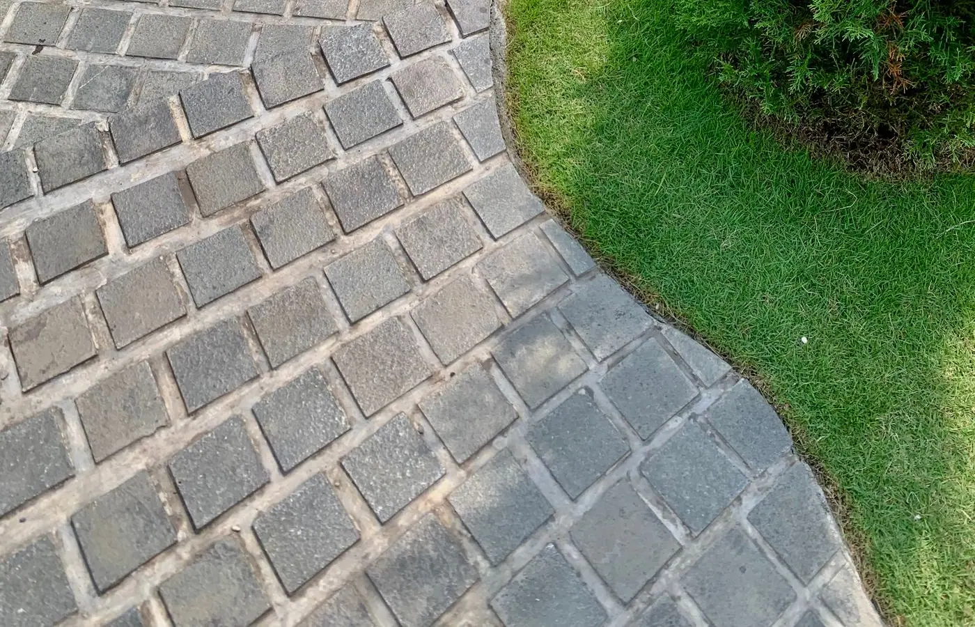 Fertig angelegter Weg mit sauberer Rasenkante