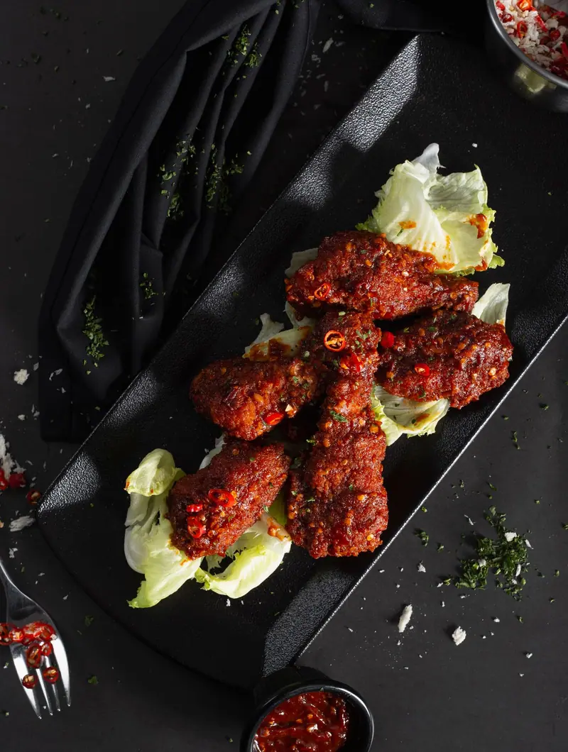 Gegrillte Rippchen auf einer Platte angerichtet