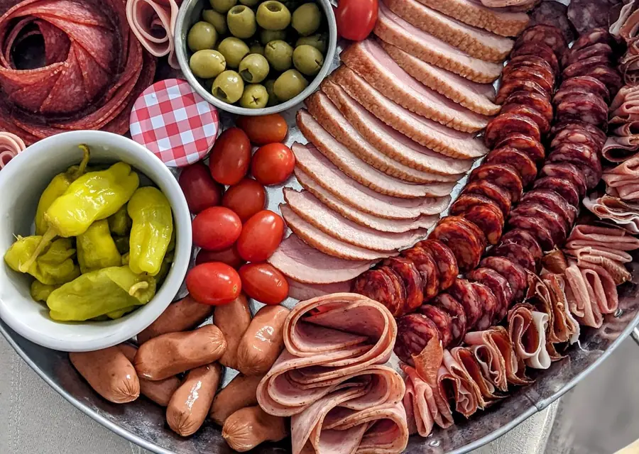 Aufschnittplatte mit Wurst, Schinken und Beilagen