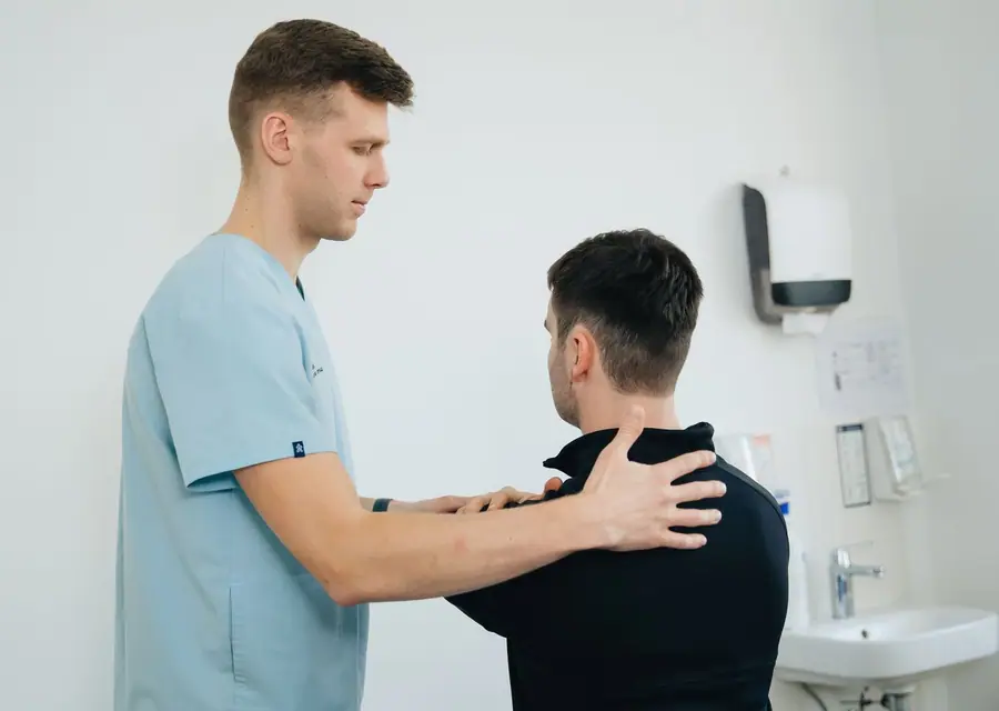 Therapeut im Gespräch mit einem Patienten