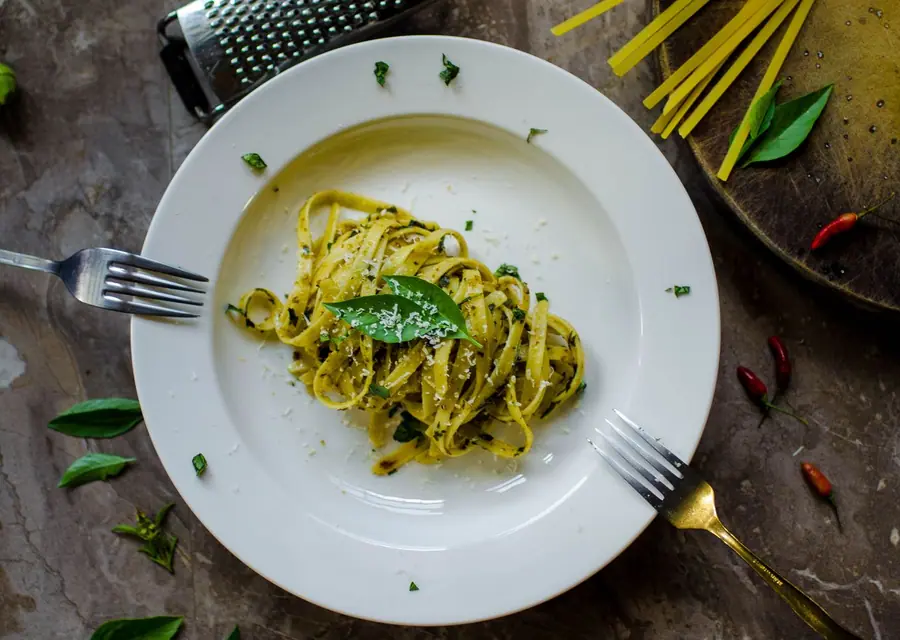 Teller mit frischer Pasta und Kräutern